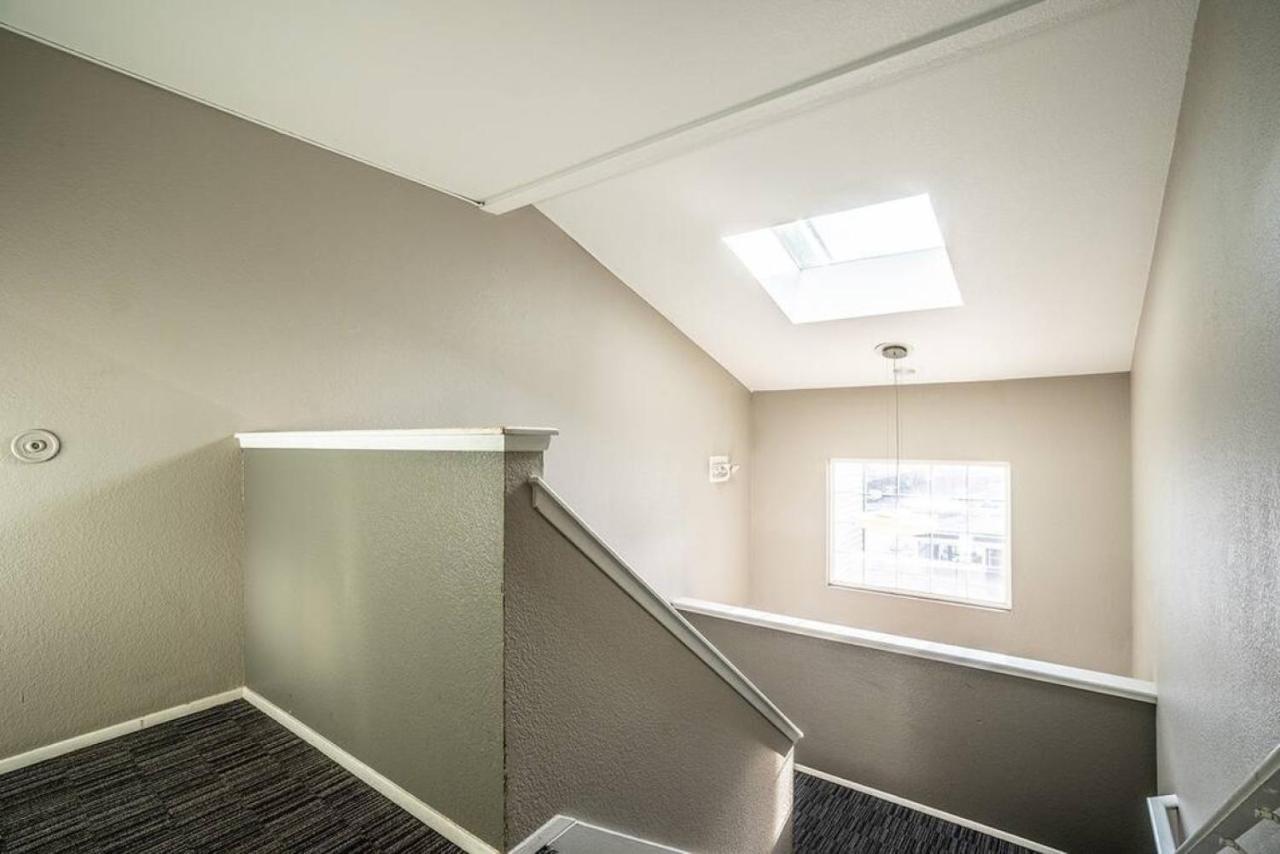 Modern And Spacious Apartment- Gym, Wifi, Free Parking Сиэтл Экстерьер фото